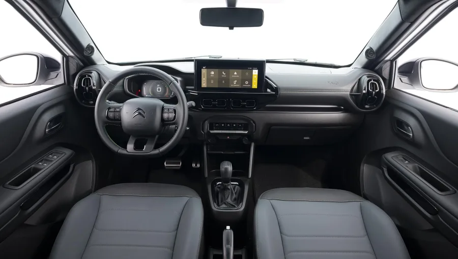 Por dentro, o SUV apresenta acabamento premium com costuras verdes, painel soft touch e central multimídia de 10,25 polegadas com conexão sem fio.