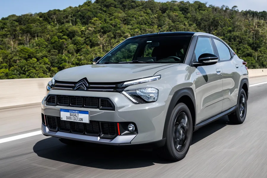 O Citroën Basalt Dark Edition chega ao mercado brasileiro como a nova versão topo de gama, trazendo estilo escurecido e detalhes em vermelho.
