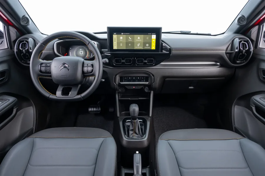 O conforto é destaque com ar-condicionado automático, bancos em couro e porta-malas de 490 litros, que ampliam a praticidade no cotidiano urbano.