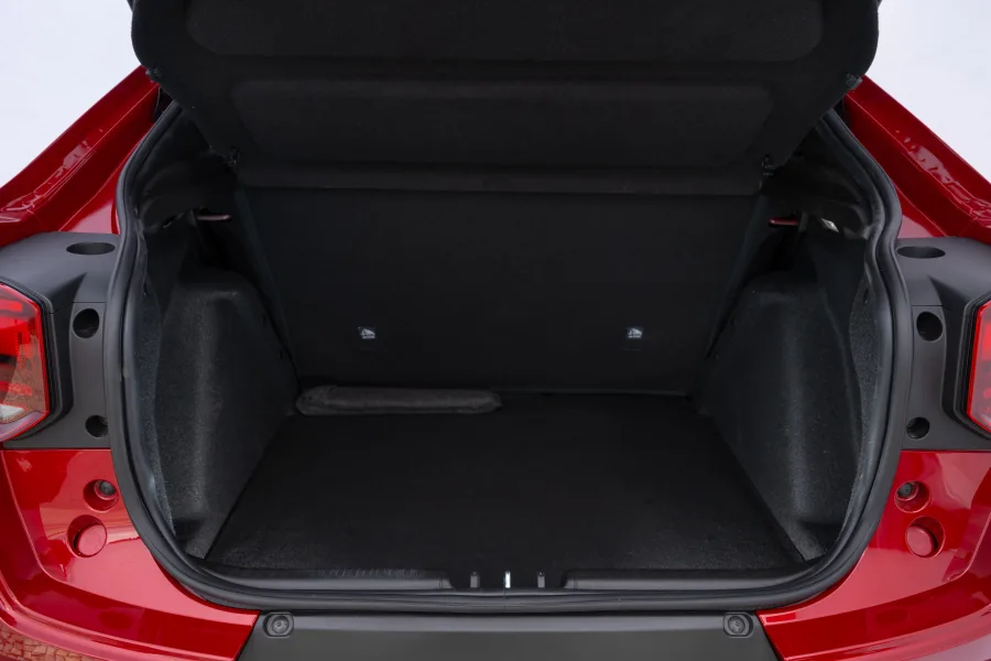 O porta-malas do Citroën Basalt Shine 1.0 Turbo 2026 tem 490 litros, suficiente para bagagem de família. Com boa autonomia, é um carro indicado também para viagens curtas.