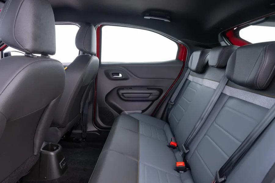 Na segurança, o hatch oferece pacote completo: seis airbags, controles de estabilidade e tração, ISOFIX e assistente de partida em rampa.
