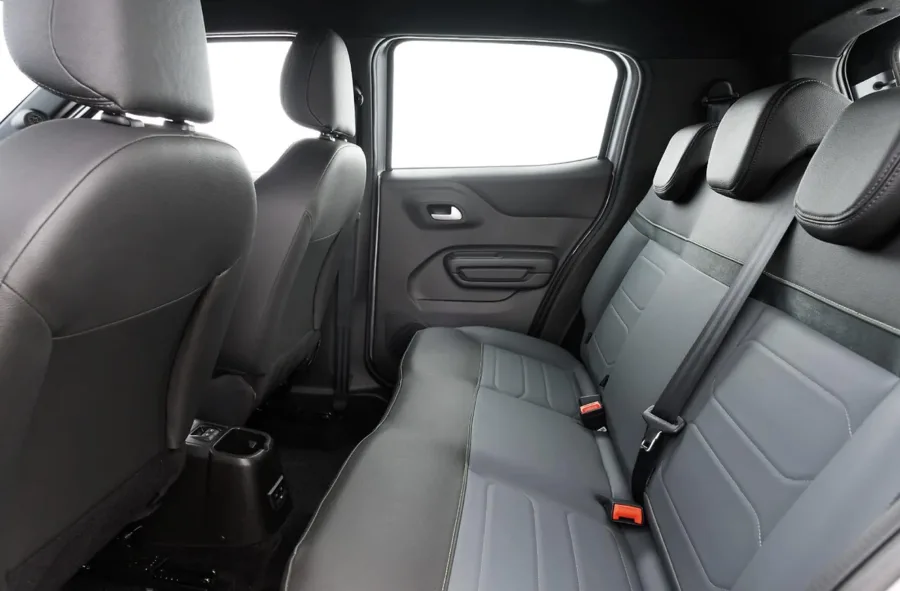 Oferece conforto para 5 lugares, bancos em couro, direção elétrica, ar digital, multimídia com espelhamento, além de segurança com controle de estabilidade.