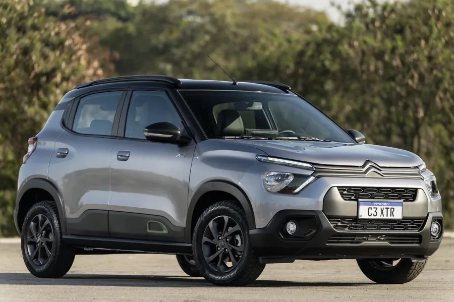 Serve como hatch urbano com espaço para 5 ocupantes e porta-malas de 315 litros, ideal para quem precisa de praticidade e economia no dia a dia.