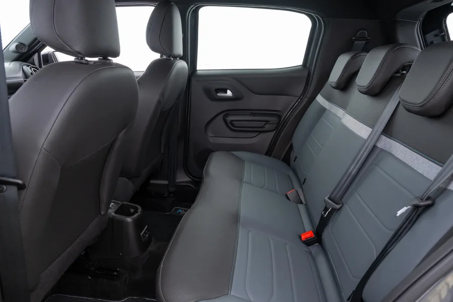 Comporta até 5 passageiros, oferece 315 litros de porta-malas, ar-condicionado automático, bancos em couro, conectividade Bluetooth e controle de estabilidade de série.