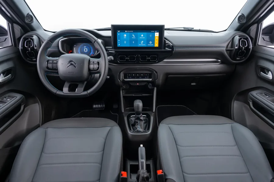 Conta com câmbio CVT de 7 marchas e tração dianteira, garantindo condução prática e fácil no dia a dia, especialmente em trechos urbanos e em manobras no trânsito.