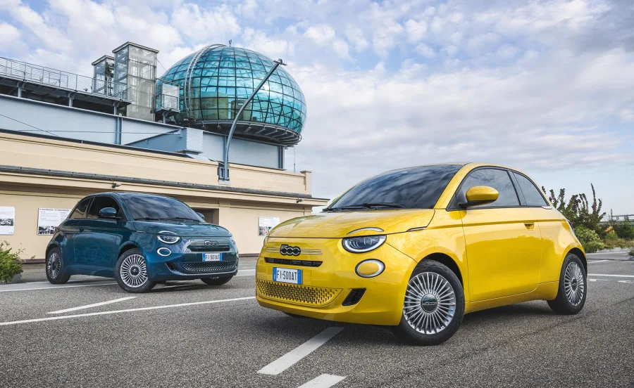 O Fiat 500 volta ao mercado em versão híbrida, produzido em Mirafiori e com estreia marcada para 2026. O hatch promete unir tradição e eficiência com estilo renovado.
