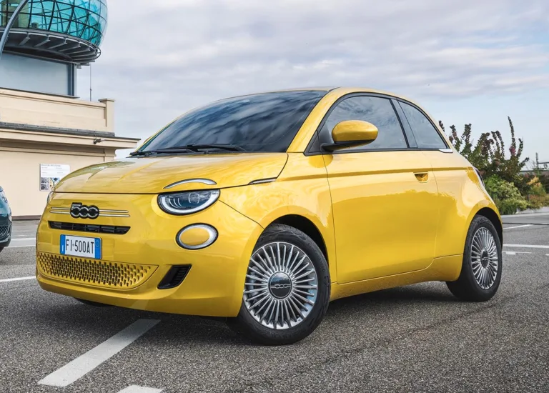 Fiat 500 híbrido 2026 ganha versão de 20 km/l e pode voltar ao Brasil com produção em Turim