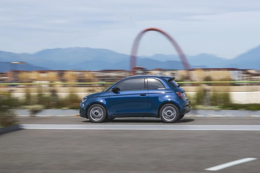 A Fiat aposta no motor FireFly 1.0 mild-hybrid de 65 cv, já conhecido no Brasil, para tornar o 500 competitivo. O consumo declarado chega a 20 km/l de gasolina.