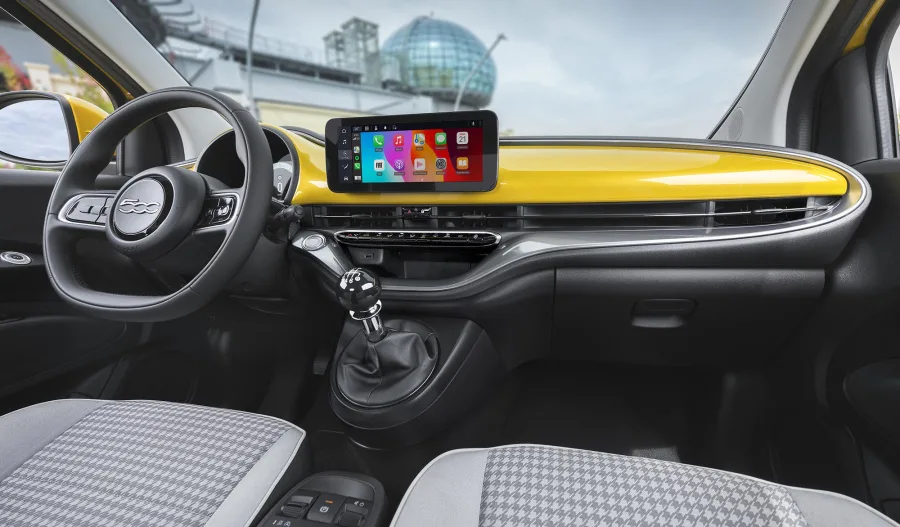 Entre os equipamentos, destaque para multimídia de 10,25”, piloto automático, ar-condicionado digital e sensores de estacionamento, reforçando a proposta moderna.