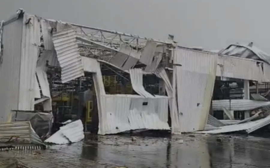 Toyota tem fábrica destruída em Porto Feliz após temporal intenso.
