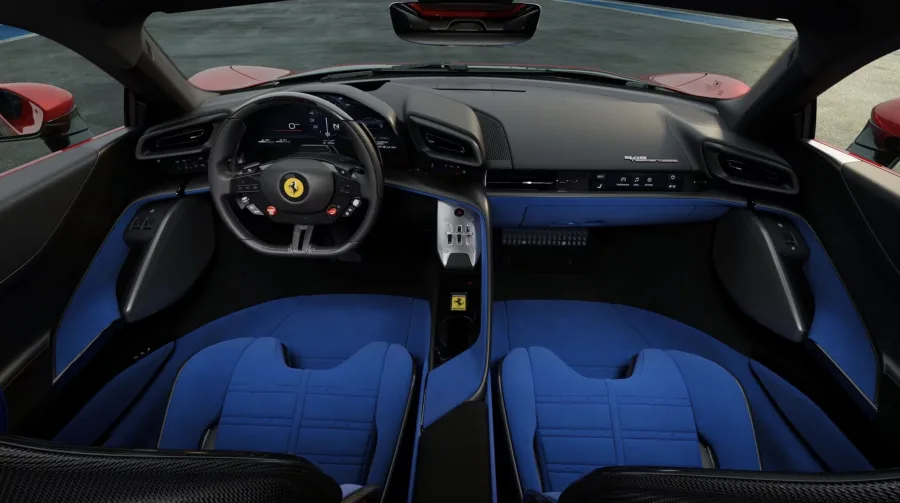 O interior recebeu desenho mais ergonômico e digital, com volante atualizado, nova interface homem-máquina e opções de personalização inéditas.