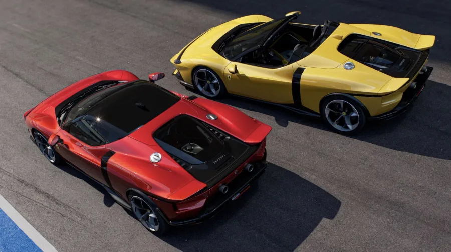 A Ferrari revive um ícone com a 849 Testarossa, sucessora da SF90 Stradale. O modelo combina V8 biturbo e três motores elétricos, totalizando 1.050 cv.