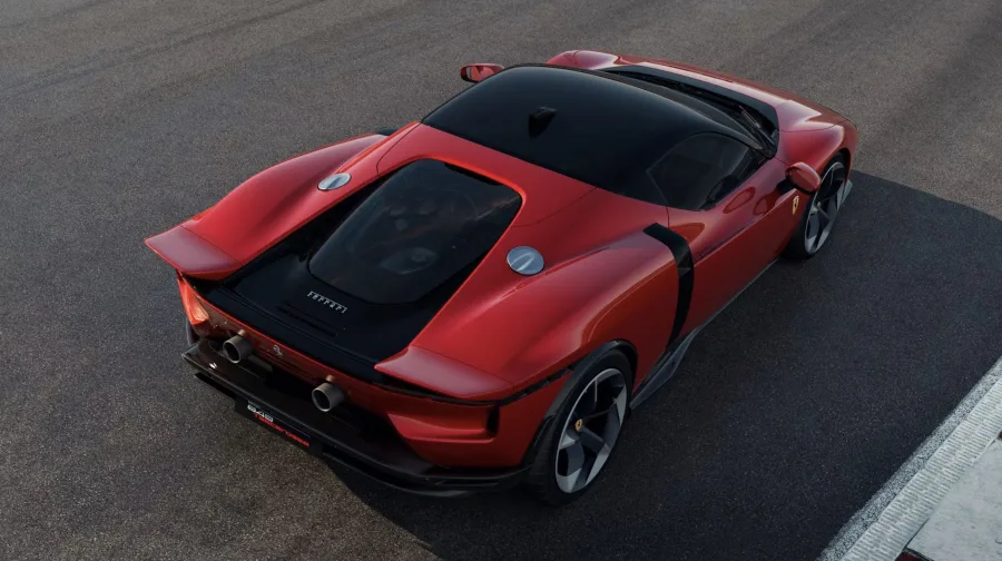 A aerodinâmica inspirada nos protótipos dos anos 70 aumenta a força descendente em 415 kg a 250 km/h, melhorando também a refrigeração do conjunto.