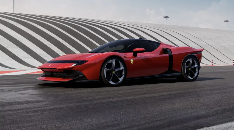 O superesportivo acelera de 0 a 100 km/h em apenas 2,3 segundos e chega a 330 km/h. São números que reforçam seu posto como novo topo da linha Ferrari.