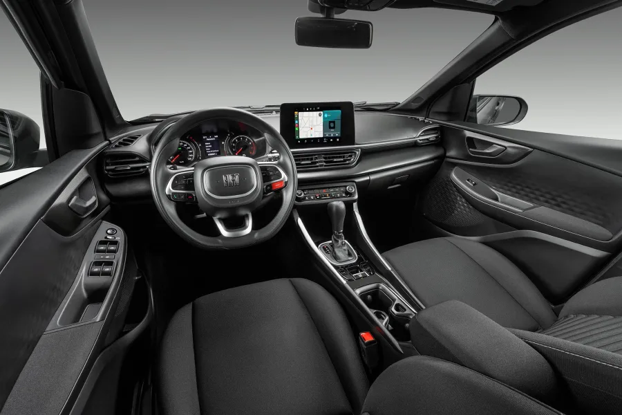 Equipado com câmbio CVT de 7 marchas simuladas e tração dianteira, o Fastback 2026 oferece suavidade no uso urbano e praticidade no dia a dia.