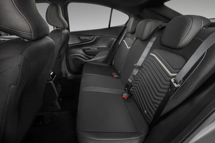 Com 5 lugares, ar automático, direção elétrica, 6 airbags, controle de estabilidade e multimídia com espelhamento, o carro combina conforto e proteção.