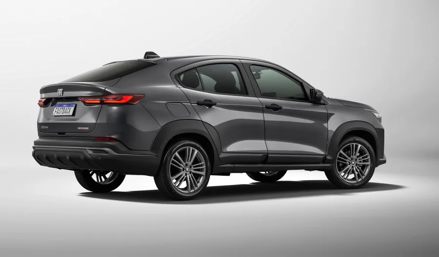 Com etanol faz 8,5 km/l na cidade e 10,1 km/l na estrada. Na gasolina, 12,1 km/l urbano e 14,3 km/l rodoviário, com autonomia que pode chegar a 644 km.