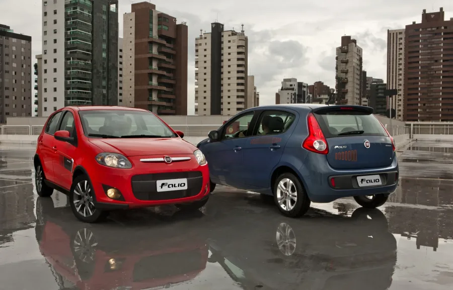 O Fiat Palio 2012 traz versões 1.0 econômicas para uso urbano, 1.4 equilibradas para quem busca mais força e 1.6 para quem precisa de desempenho e conforto no dia a dia.