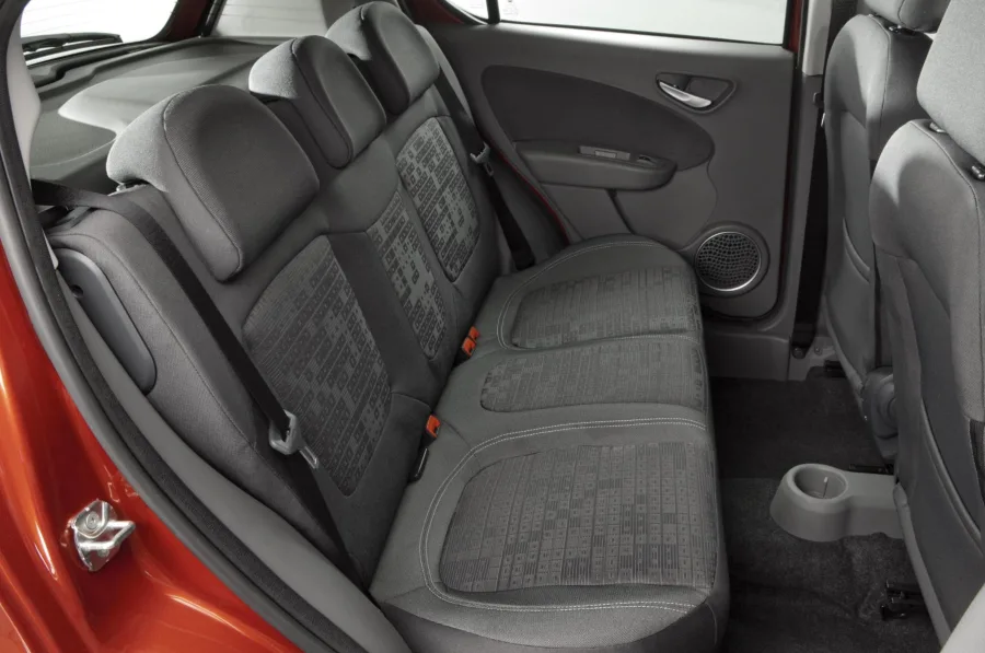 O hatch tem 5 lugares, porta-malas de 290 litros e carga útil de 400 kg, oferecendo conforto básico para famílias pequenas e uso diário.