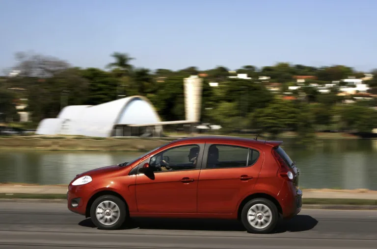 Fiat Palio Attractive 1.0 2012: Preço, Ficha técnica, Consumo, Equipamentos e Fotos; motor Fire 75 cv garante economia e simplicidade na manutenção