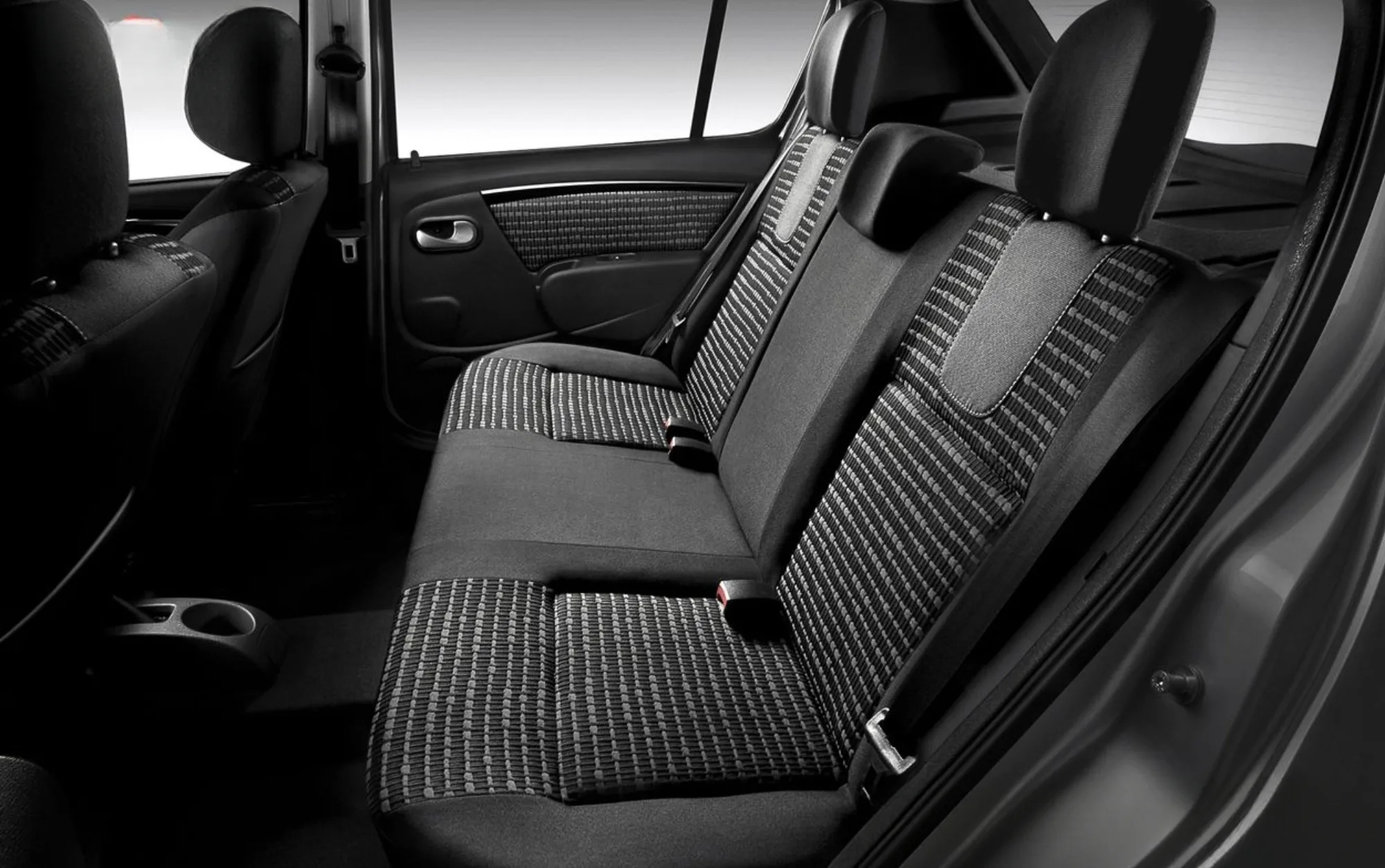 Equipado com motor 1.6 flex de até 106 cv e torque de 15,5 kgfm, acelera de 0 a 100 km/h em 11,1 s, alcançando velocidade máxima de 179 km/h em diferentes tipos de uso.