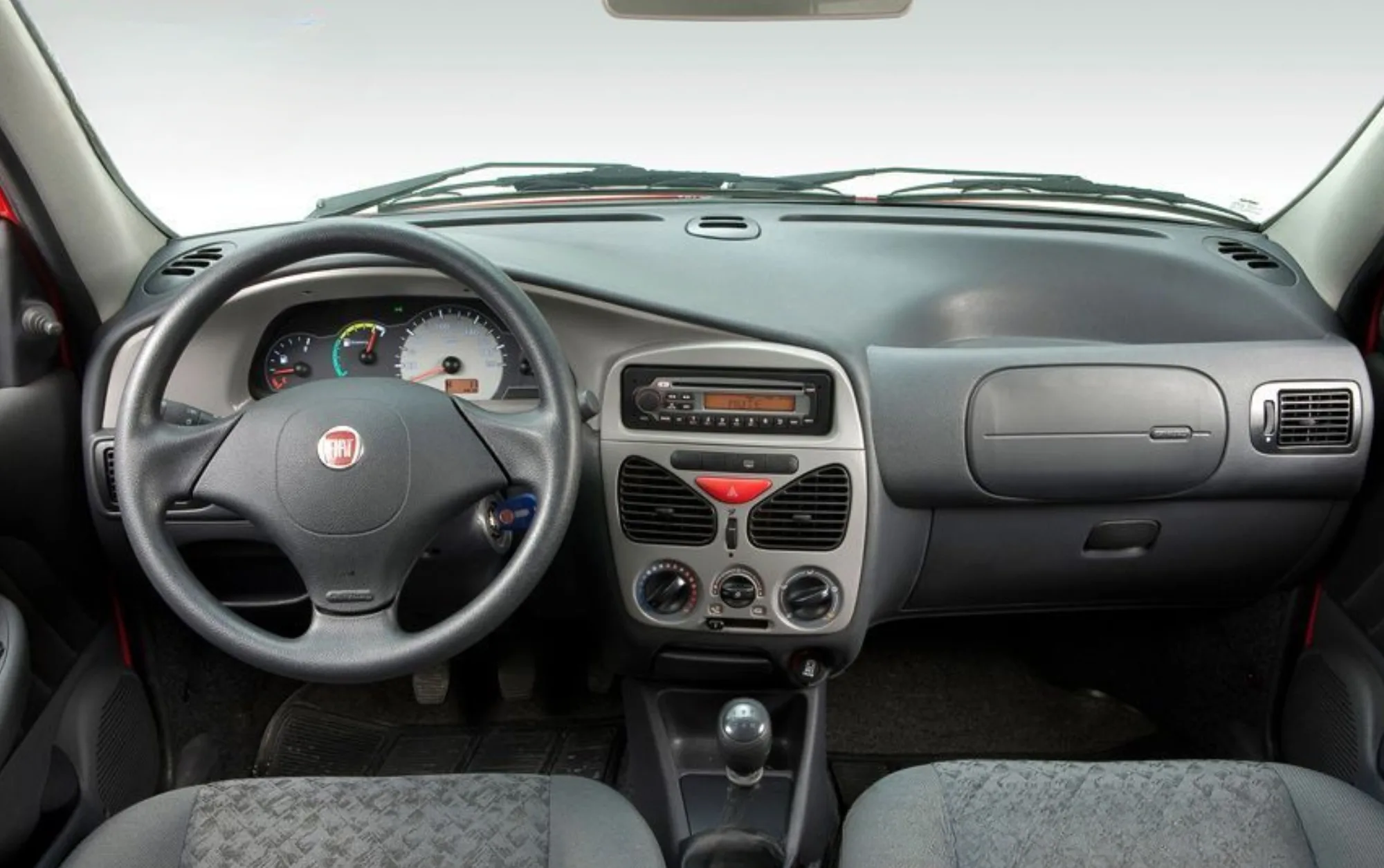 O Fire 1.0 de 75 cv entrega torque de até 9,9 kgfm, acelera de 0 a 100 km/h em 15,2 segundos e chega a 157 km/h, priorizando uso urbano e economia no dia a dia.