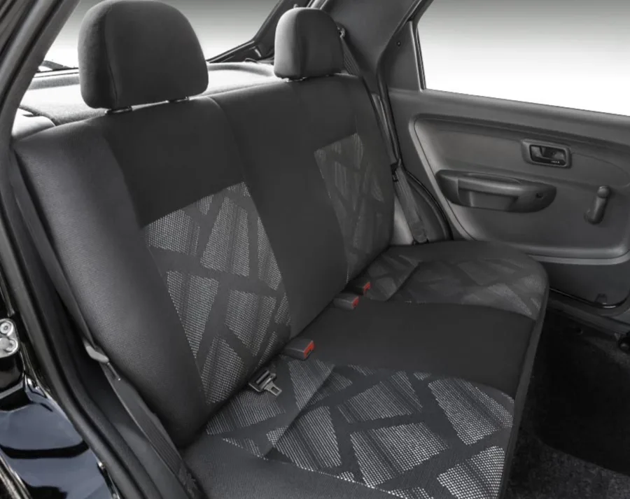 Interior: Espaço para cinco ocupantes, porta-malas de 290 litros e carga útil de 400 kg. Serve bem para o dia a dia, mas limita em longas viagens.