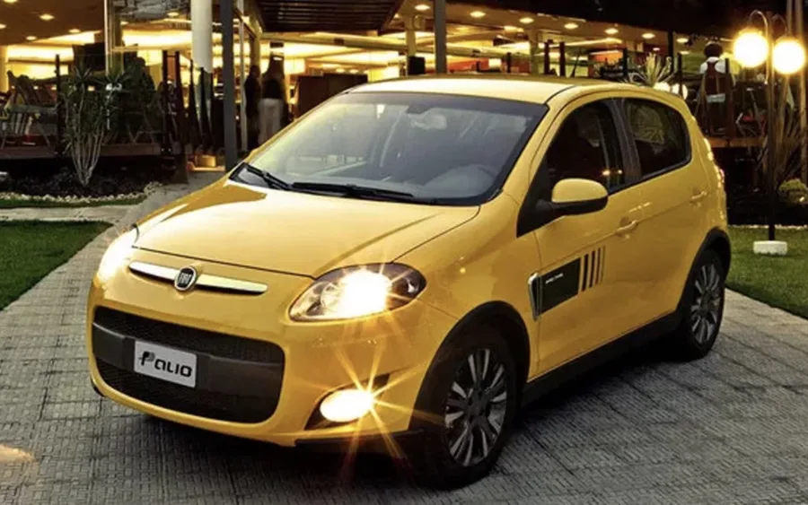 Fiat Palio Sporting 1.6 16V 2014: Ficha técnica, preço e fotos; hatch usado aposta em rodas aro 16 e spoiler traseiro para reforçar o visual esportivo