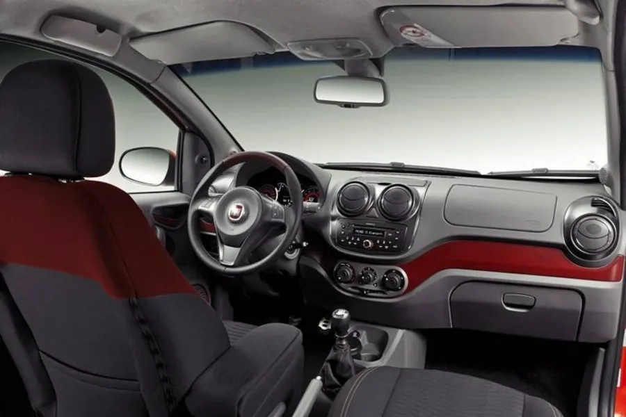 Com câmbio manual de 5 marchas, direção hidráulica e tração dianteira, o carro oferece condução simples, boa estabilidade e sensação esportiva em uso urbano.