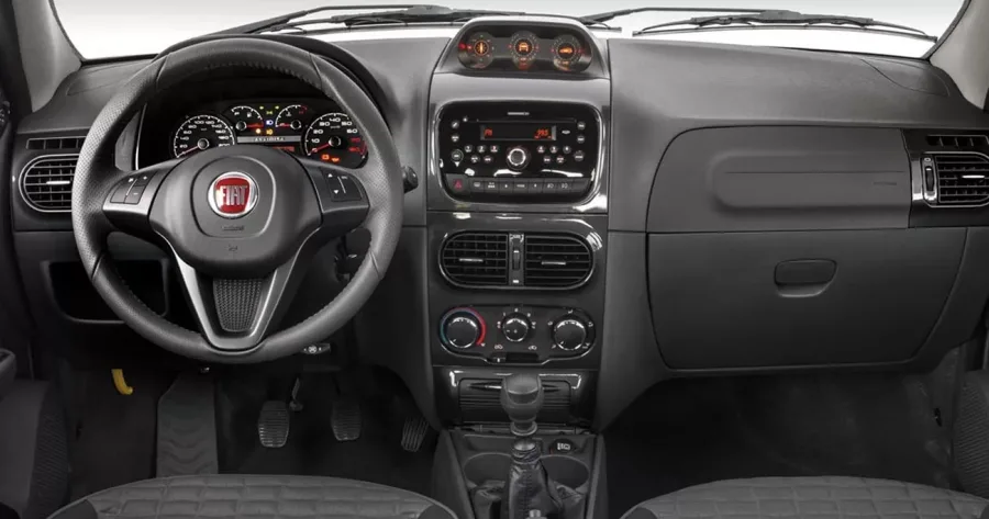 Transmissão manual de 5 marchas, direção firme e tração dianteira garantem boa dirigibilidade, com controle total e sensação de condução robusta.