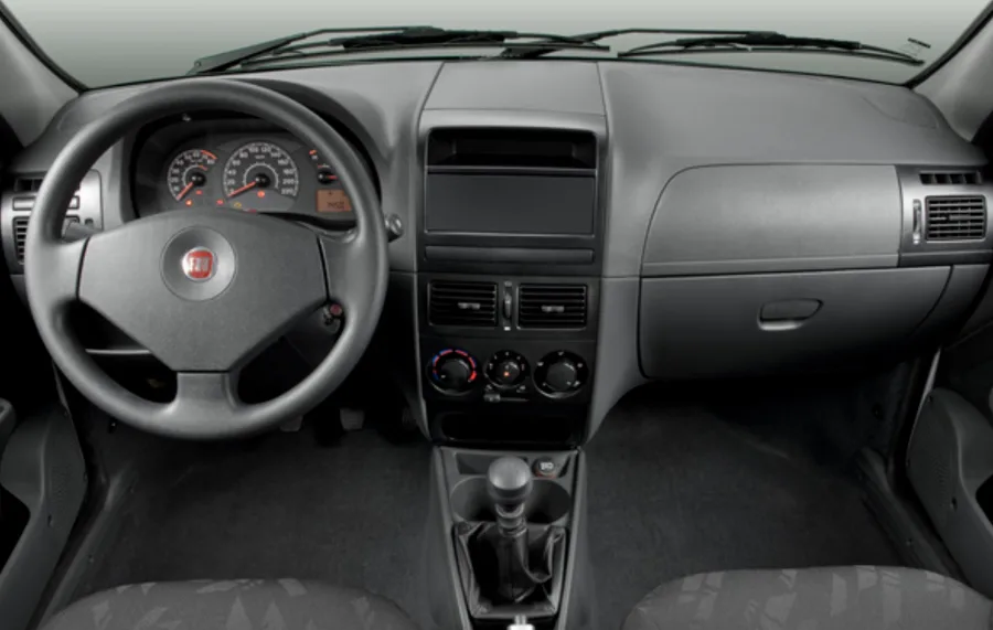 Com câmbio manual de 5 marchas, tração dianteira e direção não assistida, a condução é simples e exige mais esforço em manobras.