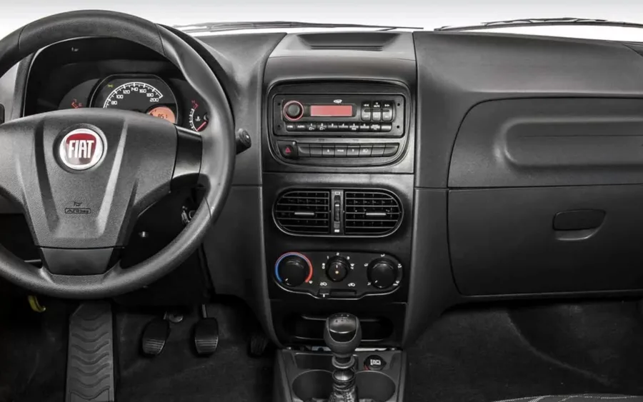 O câmbio manual de 5 marchas, tração dianteira e direção hidráulica tornam a condução simples, mas sem refinamento para longas viagens.