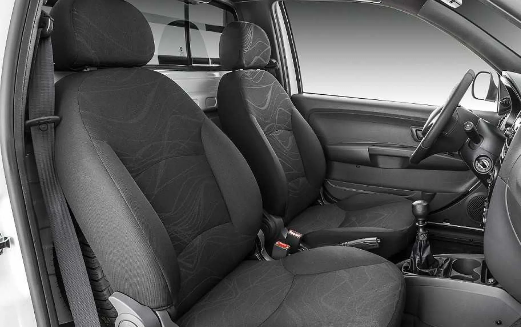 Com dois lugares, conta com equipamentos básicos de conforto, como computador de bordo, tomada 12V, conta-giros e segurança com ABS e airbags frontais.