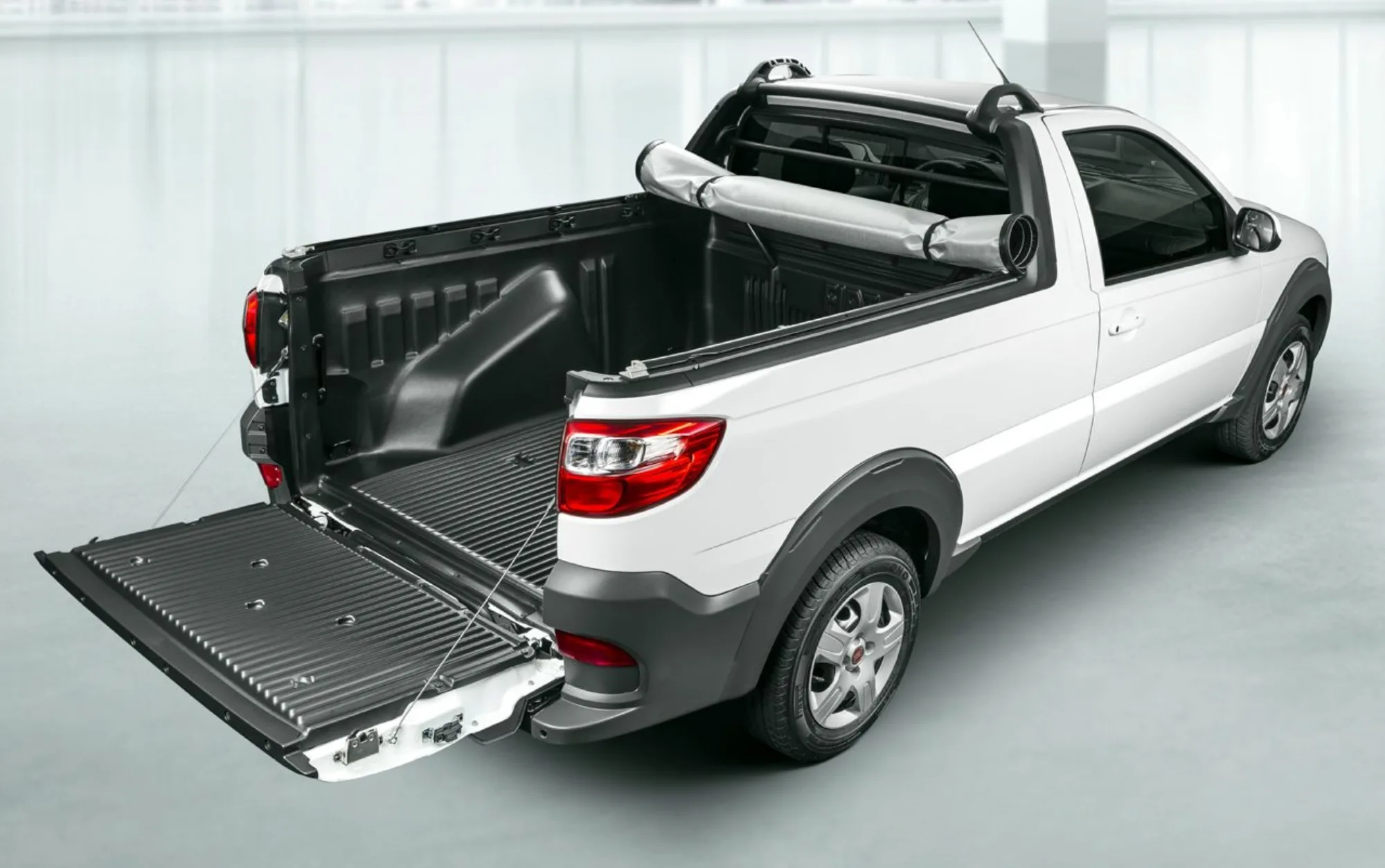 Apesar de compacta, a picape tem caçamba de 1.220 litros e suporta carga útil de até 705 kg, destacando-se no transporte de mercadorias em pequenos negócios.