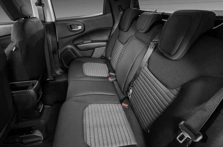 Com cinco lugares, 937 litros de caçamba e interior funcional, oferece ar-condicionado, piloto automático, conectividade, airbags múltiplos e freio de estacionamento elétrico.