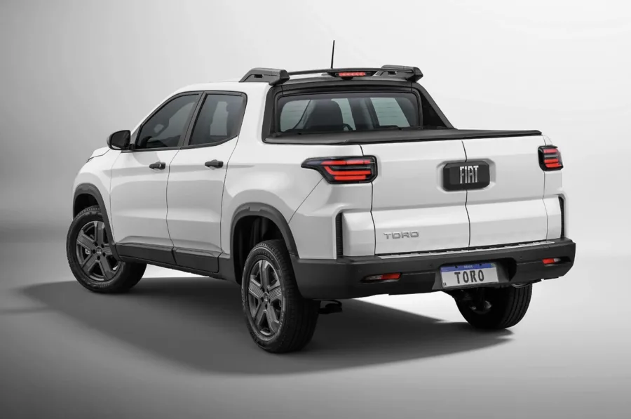 Caçamba com capacidade de 937 litros e carga útil de 750 kg reforçam a vocação utilitária da picape, que também permite enfrentar estradas de terra e uso recreativo.