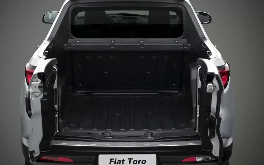 A Fiat Toro Freedom 1.8 2017 tem caçamba de 820 litros e carga útil de 650 kg, o que a torna prática para pequenos trabalhos, transporte leve e uso urbano, mas não substitui uma picape robusta de maior porte.