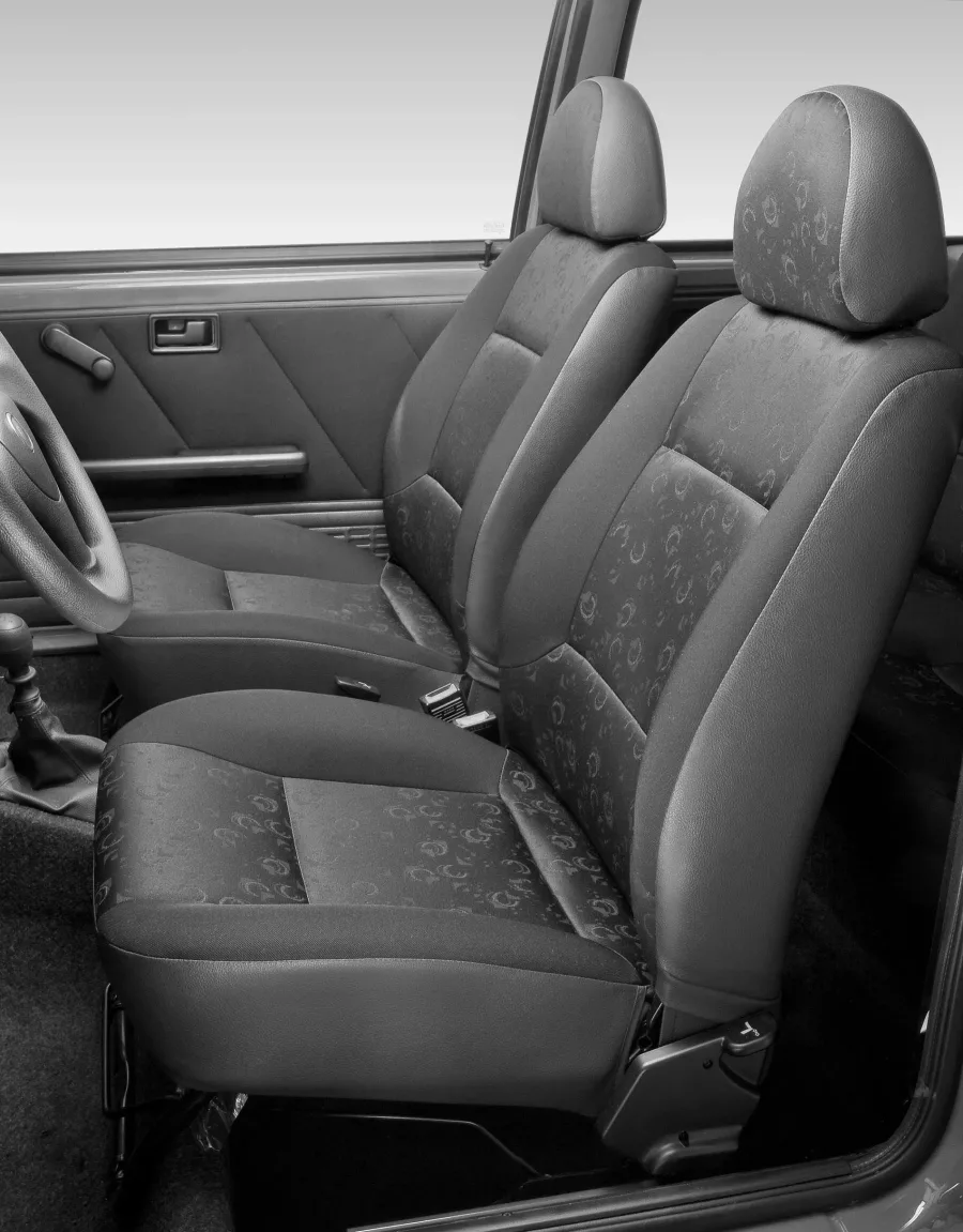 Interior comporta até 5 pessoas, porta-malas de 290 litros e acabamento simples, servindo bem em rotinas urbanas curtas e viagens ocasionais.