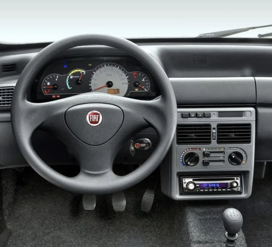 Direção simples, tração dianteira e câmbio manual tornam a condução fácil, mas exigem paciência em ultrapassagens e subidas.