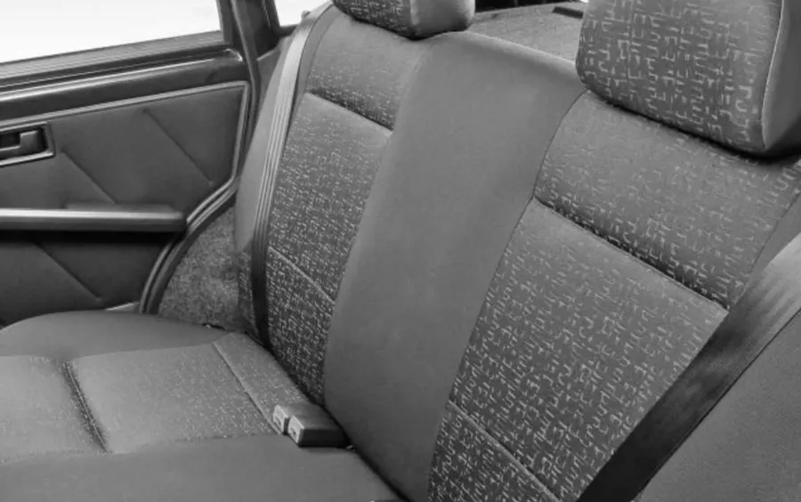 Interior para 5 pessoas, porta-malas de 290 litros e carga útil de 400 kg; básico em conforto, mas funcional para o dia a dia.