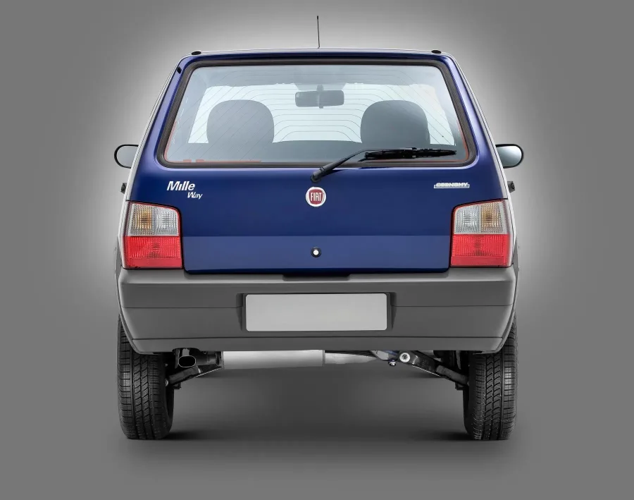 O consumo é eficiente, com médias de 12 km/l na gasolina e tanque de 50 litros que garante boa autonomia em trajetos urbanos e rodoviários.