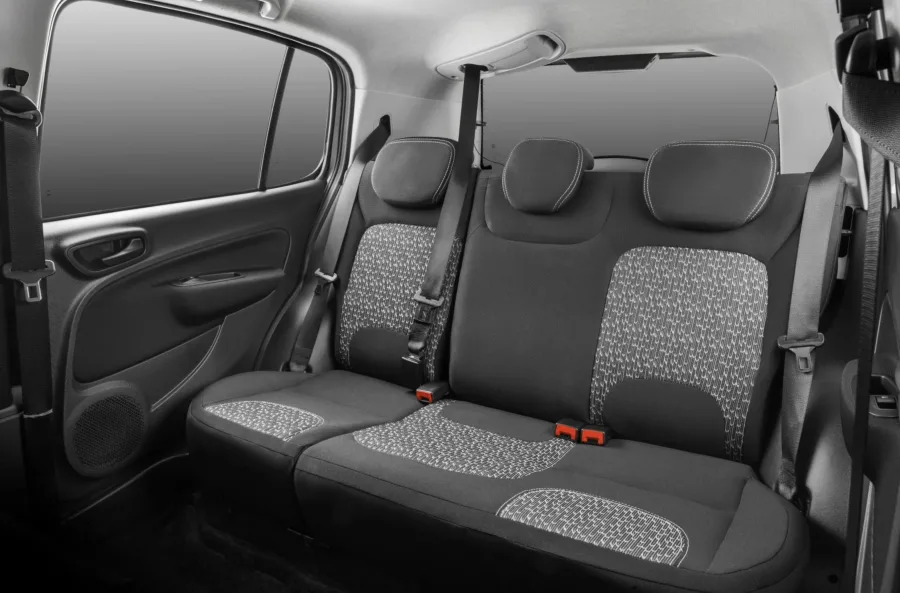 O hatch compacto oferece ar-condicionado, direção elétrica, bancos rebatíveis e rodas de liga leve. São cinco lugares e 280 litros de porta-malas, com opcionais como ajuste de bancos e apoio de braço.