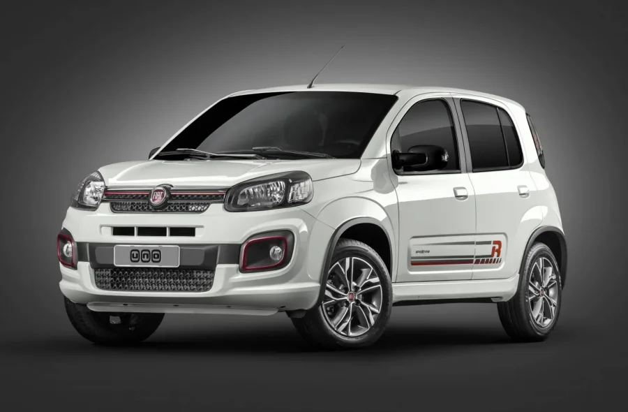 O motor 1.3 Firefly entrega até 109 cv e torque de 14,2 kgfm, garantindo aceleração de 0 a 100 km/h em 9,8 segundos e velocidade máxima de 177 km/h, equilibrando uso urbano e rodoviário.