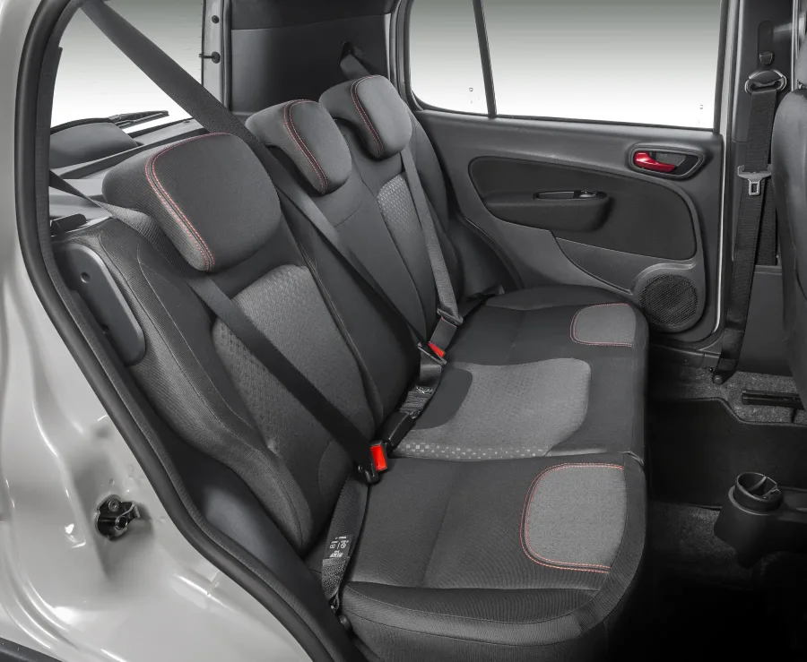 Interior acomoda 5 ocupantes, porta-malas de 280 litros e carga útil de 400 kg. Conforto básico, mas atende bem ao uso diário.