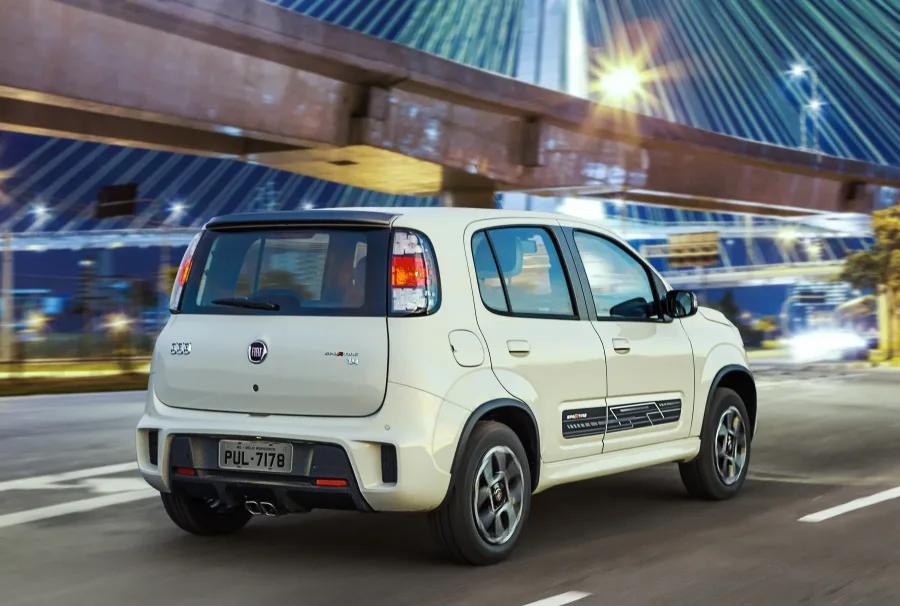 Consumo urbano de 7,8 km/l com etanol e até 12,5 km/l na estrada com gasolina. Tanque de 48 litros garante autonomia de até 600 km.