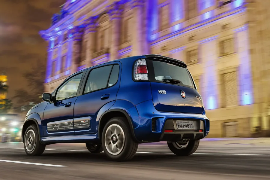 Fiat Uno Sporting 1.4 2015: Preço, Ficha técnica, Consumo, Equipamentos e Fotos; hatch tem motor Fire 1.4 entrega 88 cv  e visual esportivo