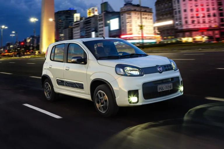 Fiat Uno Sporting 1.4 2015: Preço, Ficha técnica, Consumo, Equipamentos e Fotos; hatch tem motor Fire 1.4 entrega 88 cv  e visual esportivo