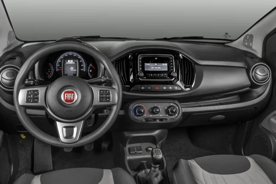 A tração dianteira, direção elétrica e câmbio manual de 5 marchas tornam a condução leve e simples, ideal para cidades e manobras em espaços apertados.