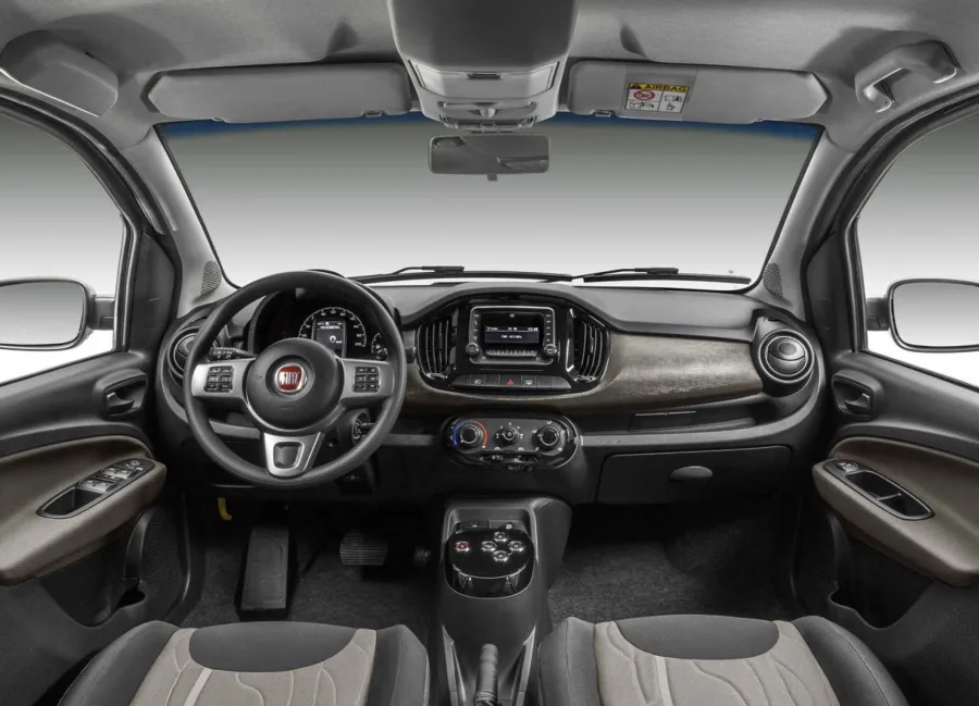 Tração dianteira, direção elétrica e câmbio automatizado de 5 marchas. A condução é simples, mas o câmbio pode apresentar trancos no uso.