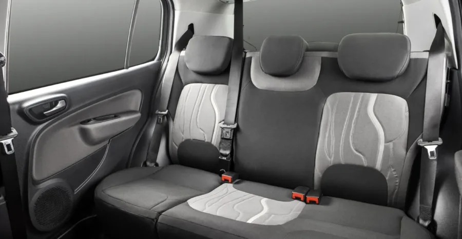 Interior com 5 lugares, porta-malas de 280 litros e carga útil de 400 kg. Conforto básico com ar-condicionado e direção elétrica.